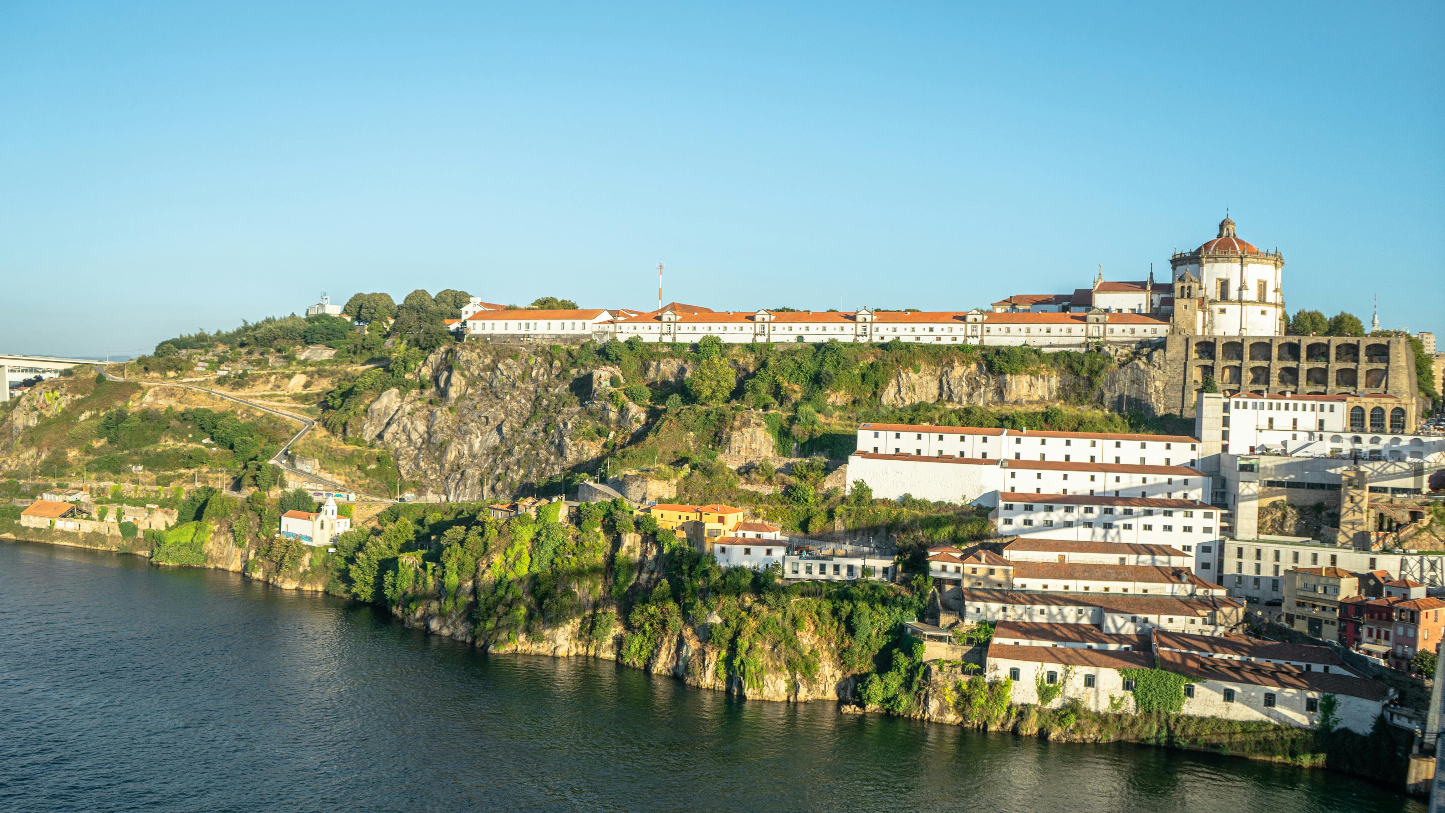 Blick von der Miradouro de Sta. Eufémia auf das Schloß